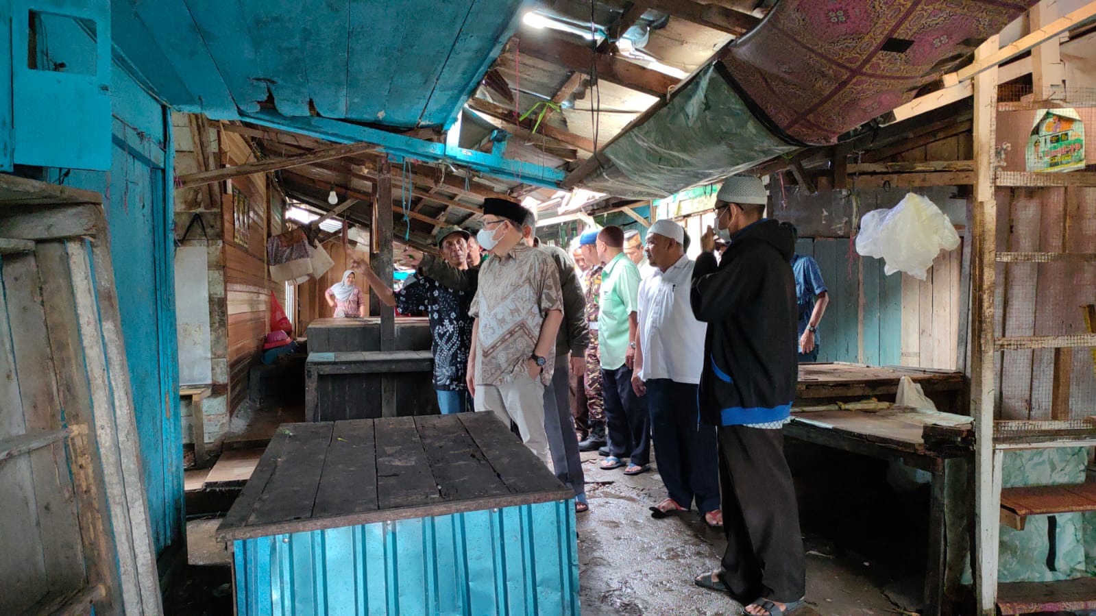 Komnas HAM RI bersama aliansi warga Pasar Batuah langsung berkeliling menilik kondisi bangunan pasar
