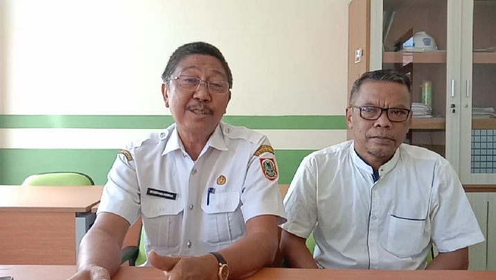 Rosehan Anwar )kiri) Kepala SMKN 1 Kertak Hanyar