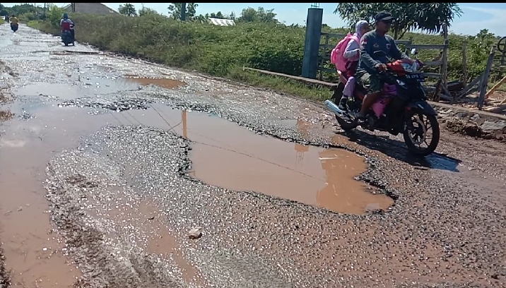 Jalan Tatah Amuntah Berlubang