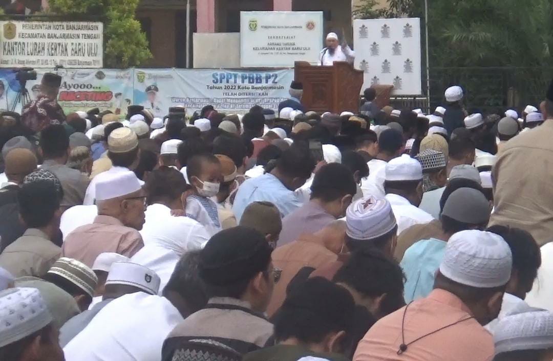 jemaah mesjid Al-Jihad melaksanakan kegiatan hari raya Idul Adha 1443H di Parkiran Taman Kamboja Banjarmasin