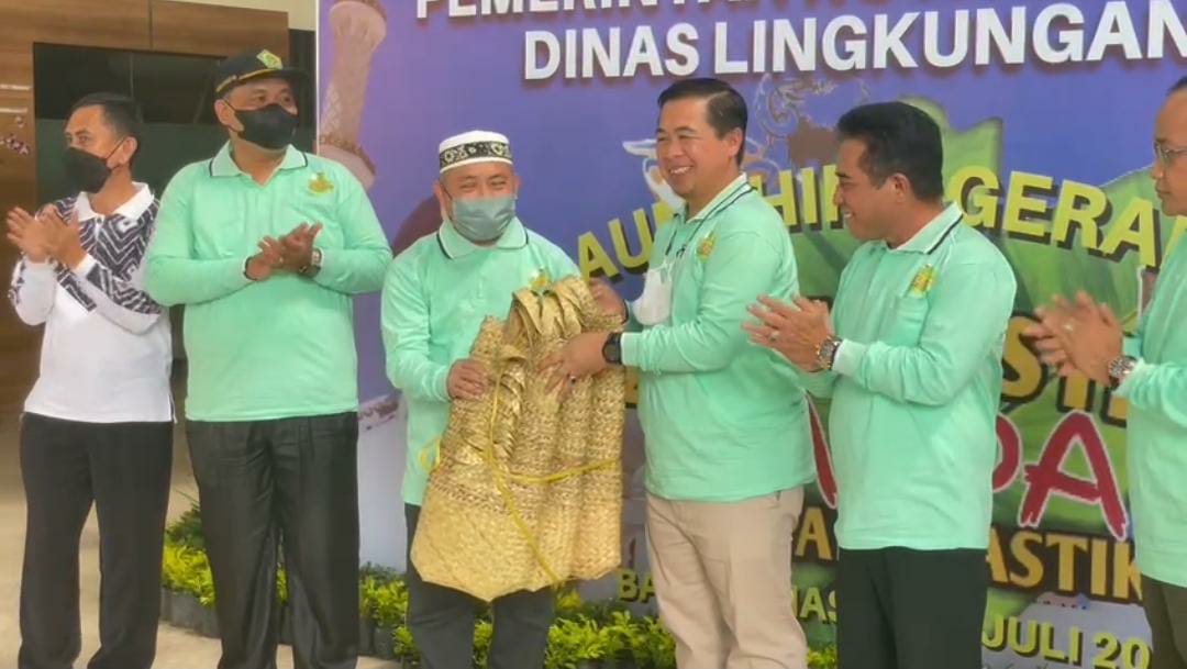 Wali Kota Banjarmasin Ibnu Sina melaunching program gerakan Kurban Asyik Tanpa Plastik