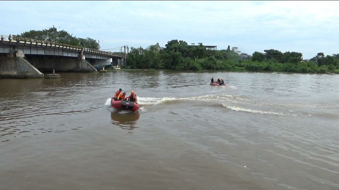 proses pencarian korban tenggelam oleh tim relawan