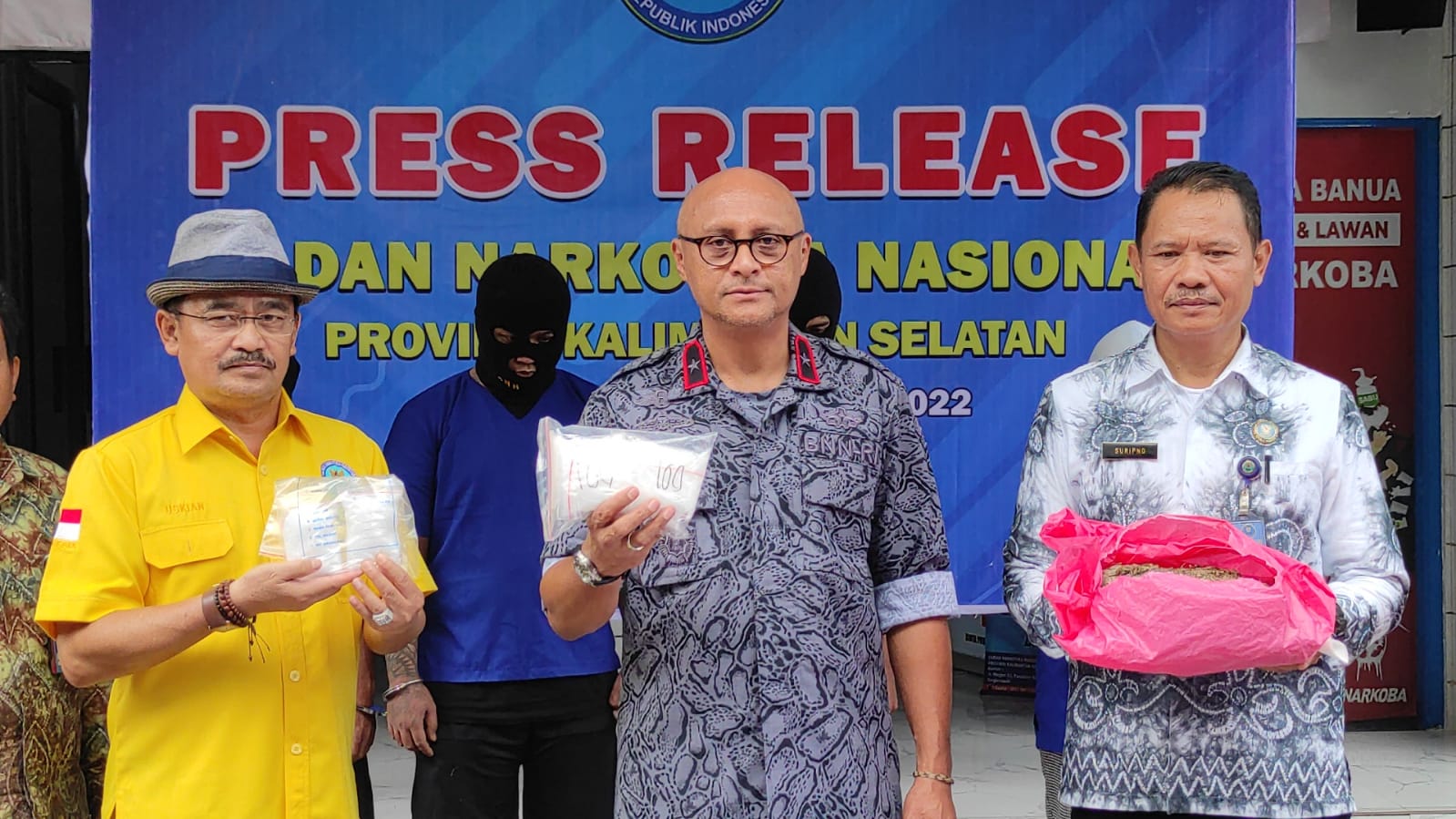 Empat orang terduga pengedar narkoba jenis sabu dan ganja, ini ditangkap oleh tim Badan Narkotika Nasional (BNN)