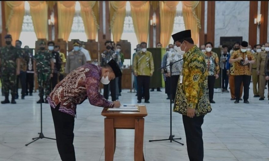 Gubernur Kalimantan Selatan Sahbirin Noor melantik komisaris PT Bank Pembangunan Daerah Kalimantan Selatan Rizal Akbar Sarupi