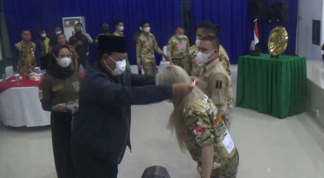 Satu persatu atlet airsoftgun yang tergabung di Federasi Airsoftgun Indonesia (FAI), dikalungi medali oleh Gubernur Kalsel