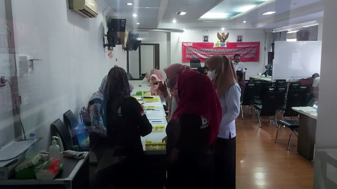 ASN di Pemko Banjarmasin melaksanakan tes urine yang digelar di Badan Kepegawaian Daerah Kota Banjarmasin