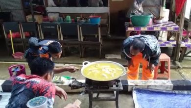 BPBD Banjarbaru memasak lauk nasi yang akan dibagikan ke korban banjir di Banjarbaru