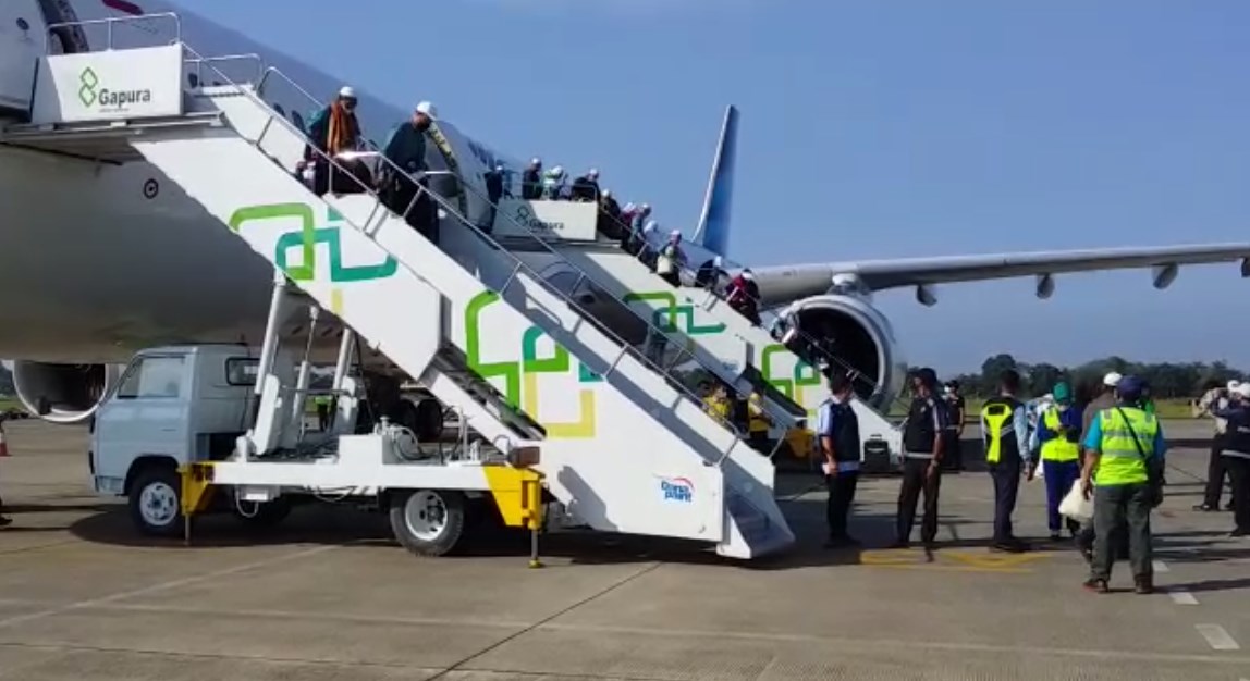 jemaah haji Kalsel turun dari pesawat Garuda Indonesia di Bandara Syamsudin Noor