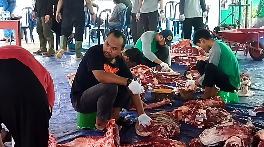 pembagian daging kurban oleh panitia Mesjid Imam Syafi'i, Banjarmasin