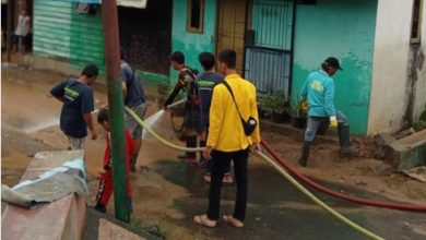 Sejumlah organisasi Pemadam Kebakaran swasta, dan UPT Damkar Kota Banjarbaru, mengerahkan tenaga relawan dan mesin pompa ke Gang Keluarga