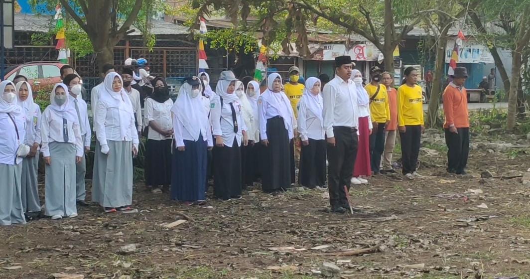 Pihak kelurahan dan masyarakat Sungai Baru, turut menggelar upacara peringatan HUT ke-77 Kemerdekaan Republik Indonesia