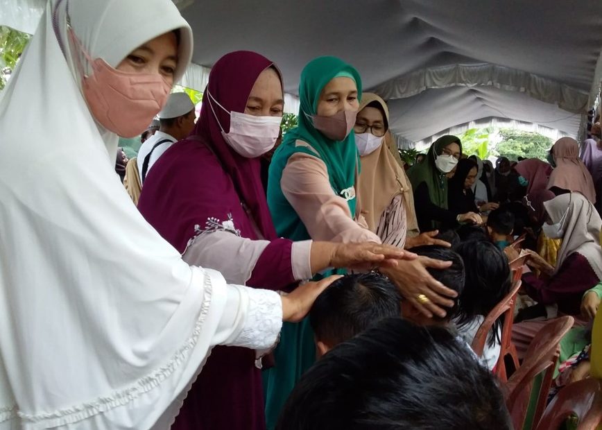 Ratusan Orang Santuni Anak Yatim