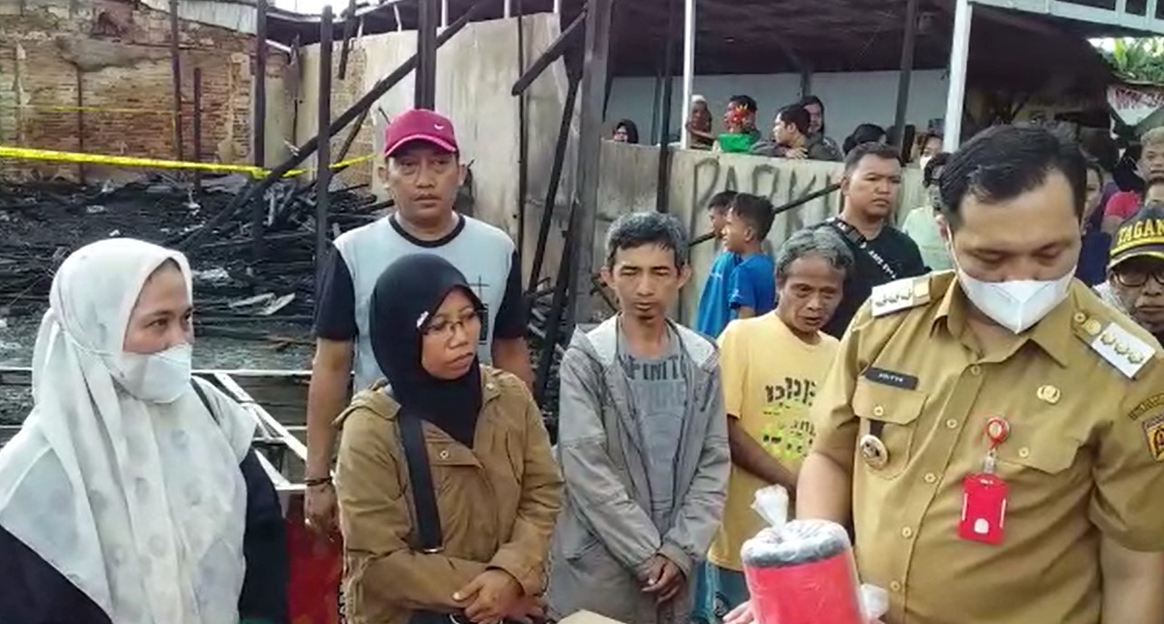 Wali Kota Banjarbaru Berikan Bantuan Untuk Korban Kebakaran