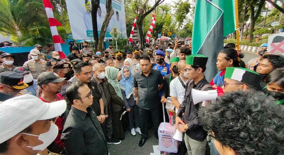 Aksi Demo di depan kantor DPRD kota Banjarmasin