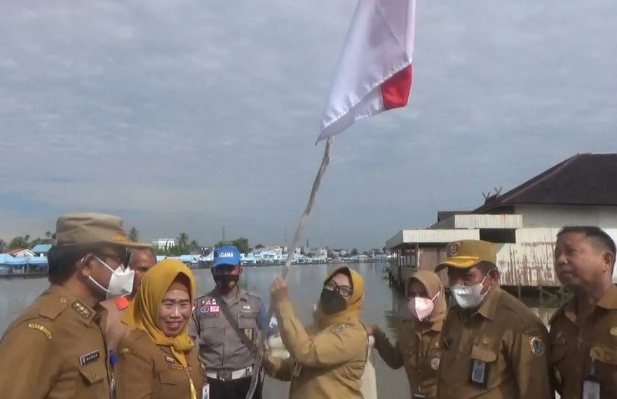 Pemasangan Bandera Merah Putih di Dermaga di kawasan Sungai Jingah