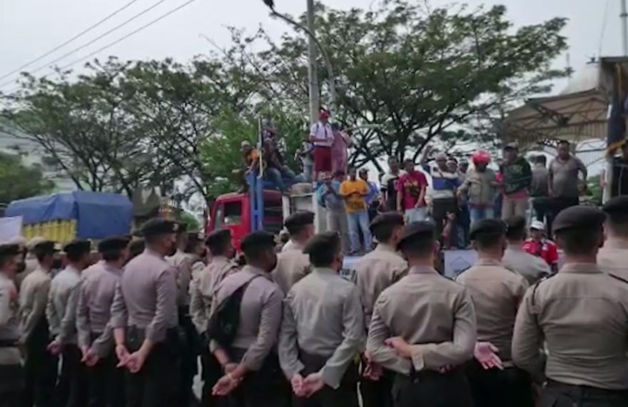 Ratusan sopir yang tergabung di Organda Kalsel, melakukan aksi damai di depan balai Kota Banjarmasin