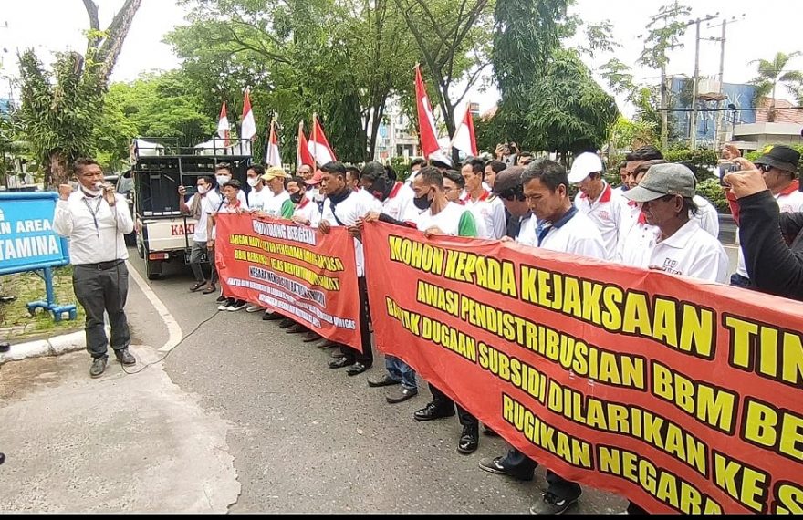 Demo kenaikan harga BBM di depan kantor Sales Area Pertamina Banjarmasin