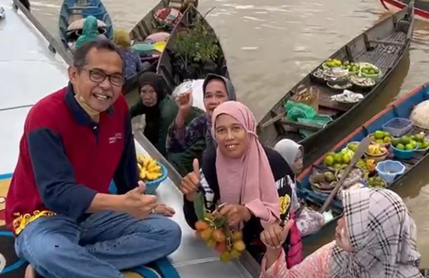 Komisi III DPRD Kalsel H. Muhammad Isra Ismail, ke Wisata Pasar Terapung Lok Baintan