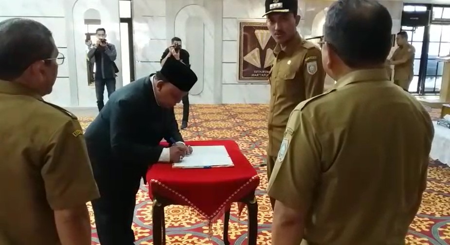 Bupati Banjar Saidi Mansyur, melantik Rahman Agus menjadi direktur PT Perseroda Baramarta