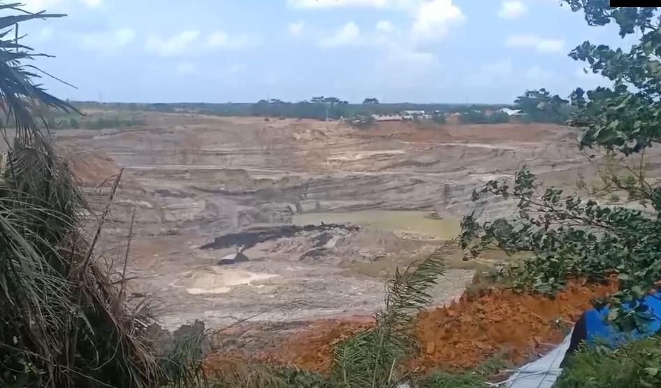 aktivitas tambang masih terlihat pasca terjadinya longsor di Desa Satui, Tanah Bumbu (foto : duta tv )
