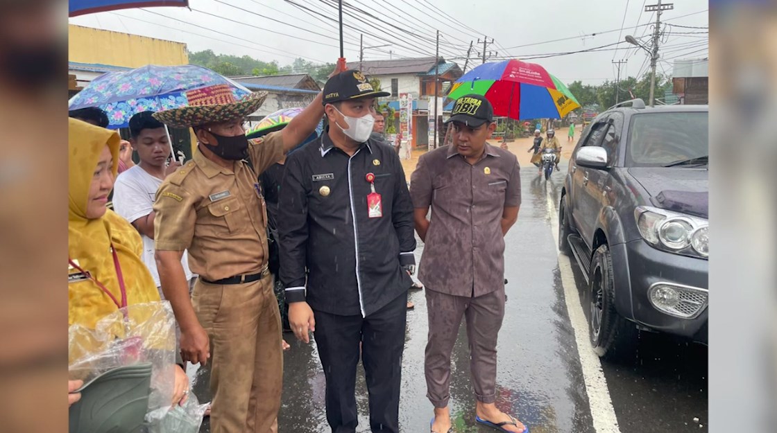 wali kota banjarbaru, Aditya Mufti Arifin melihat kondisi terkini banjir di Cempaka