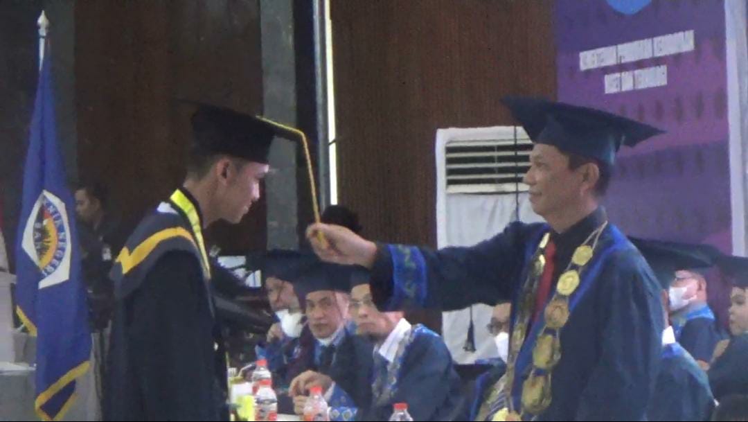 wisudawan dan wisudawati lulusan dari Politeknik Negeri Banjarmasin, menjalani prosesi pemindahan topi toga