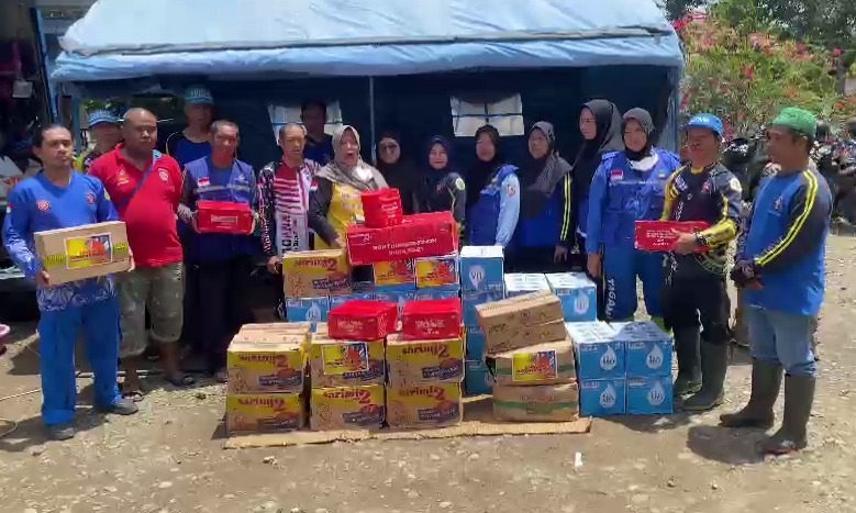 Dinsos Kalsel membagikan bantuan kepada korban banjir HST