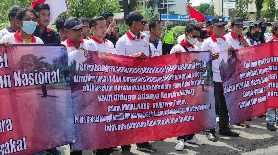 KAKI Kalimantan Selatan menggelar aksi demo di depan Kantor DPRD Kalsel