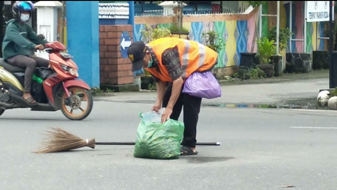 Petugas kebersihan dari DLH Kota Banjarmasin disiagakan selama pagelaran MTQN 2022