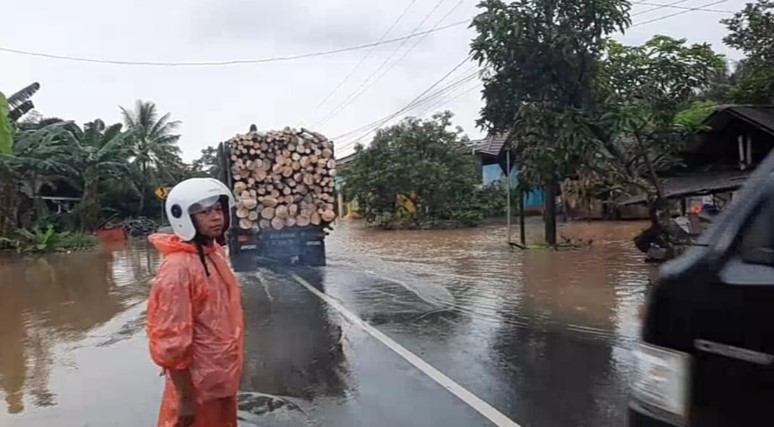 banjir nampak genangi jalan di kawasan Takisung, Tanah Laut (foto : duta tv)