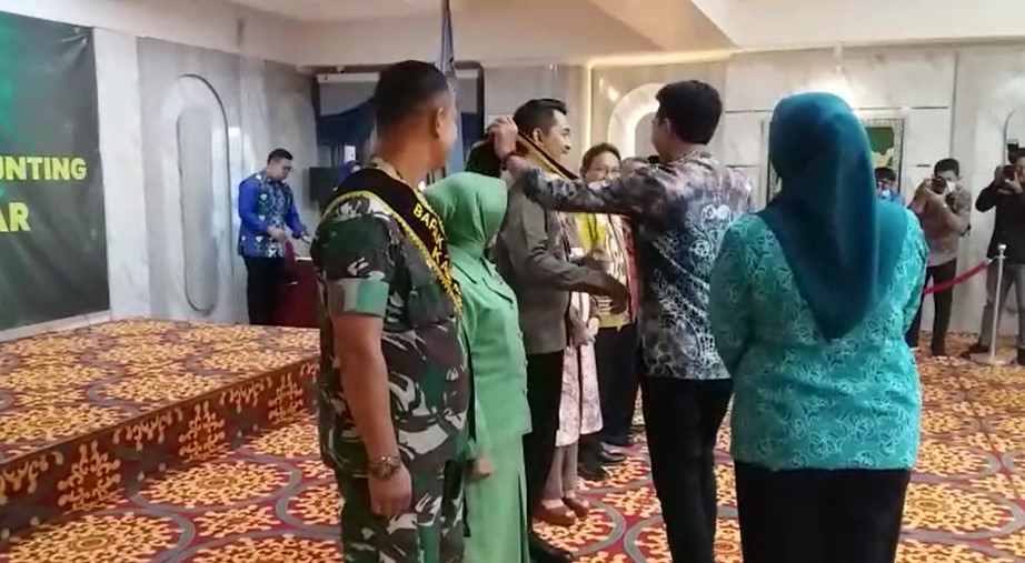 Penyematan selempang bapak asuh dan ibu asuh oleh Bupati Banjar Saidi Mansyur dan Istri (foto : duta tv)