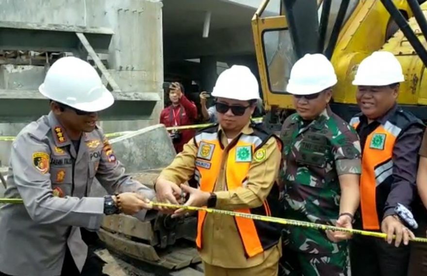 Pemotongan garis polisi oleh Kapolresta Kombespol Sabana Atmojo, dan Wali kota Banjarmasin Ibnu Sina pada jembatan Sulawesi II