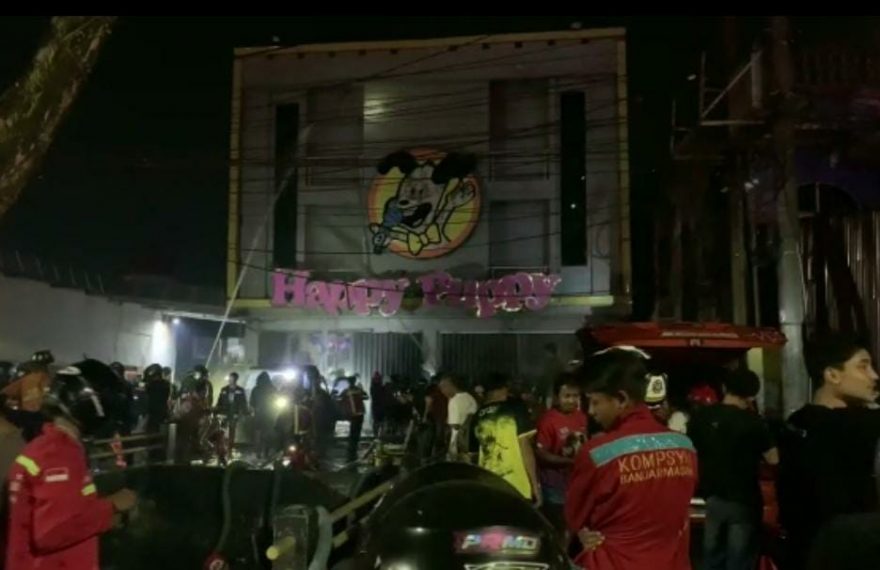 Relawan pemadam kebakaran melakukan pembasahan di depan salah satu tempat karaoke di Km 5 Banjarmasin