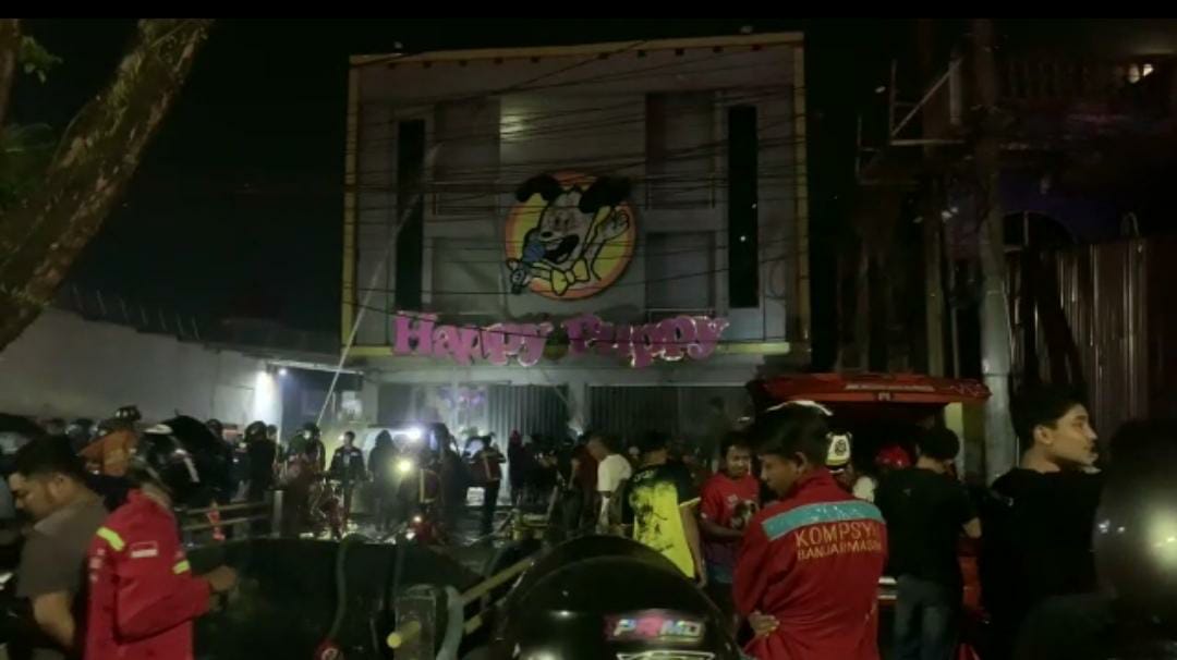 Relawan pemadam kebakaran melakukan pembasahan di depan salah satu tempat karaoke di Km 5 Banjarmasin
