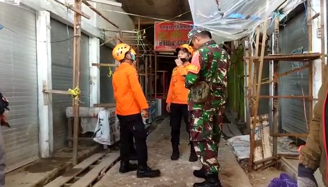 Sejumlah personil dari BPBD Kota Banjarmasin yang datang ke Pasar Baimbai