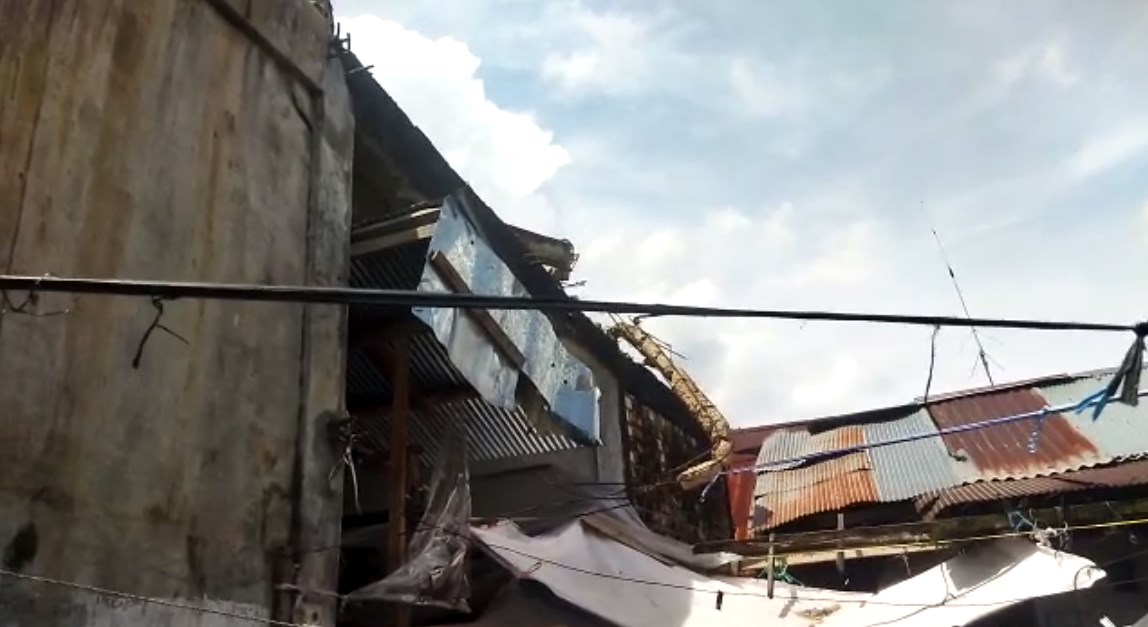 bangunan Pasar Baimbai yang runtuh