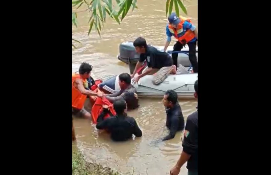 proses evakuasi jenazah Aldi yang tewas tenggelam