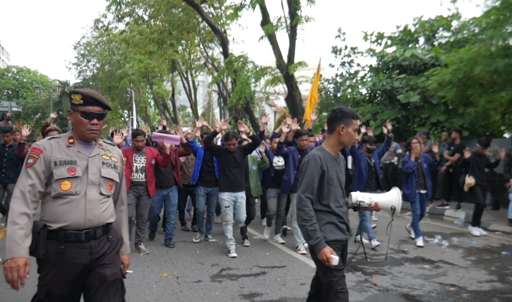 Unjuk rasa mahasiswa di Banjarmasin di depan DPRD Kalsel