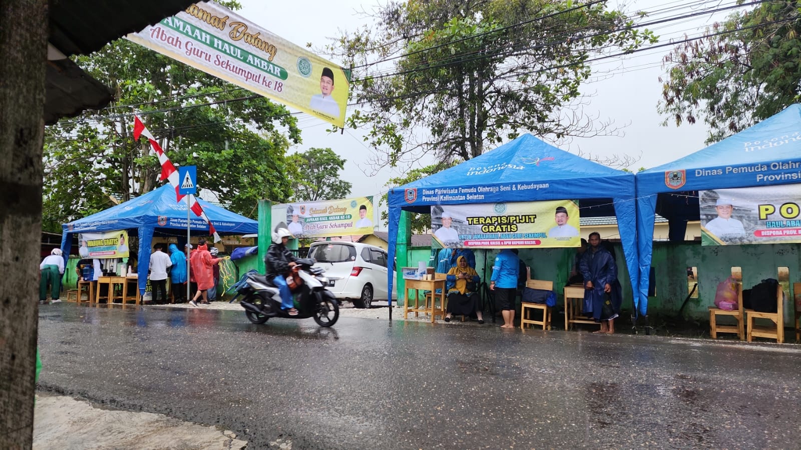 Dispora Provinsi Kalsel bersama BKPRMI mendirikan stand untuk jemaah Haul Guru Sekumpul