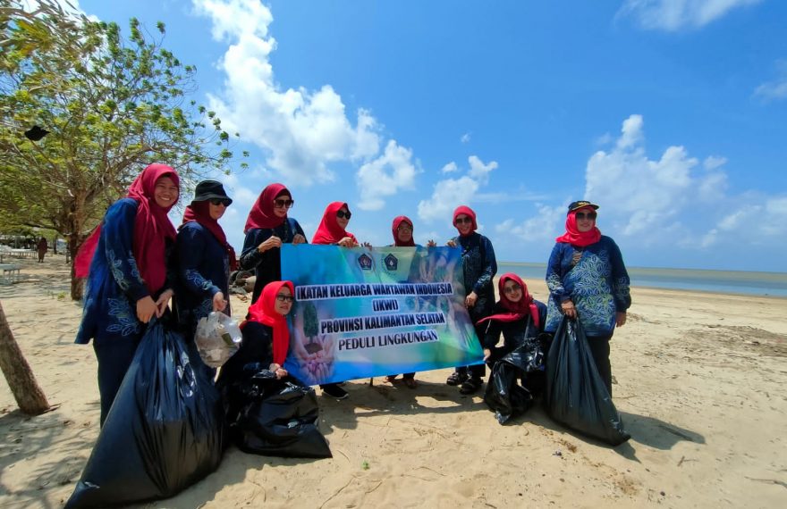 Ikatan Keluarga Wartawan Indonesia (IKWI) Kalimantan Selatan membersihkan sampah di Pantai Batakan Baru