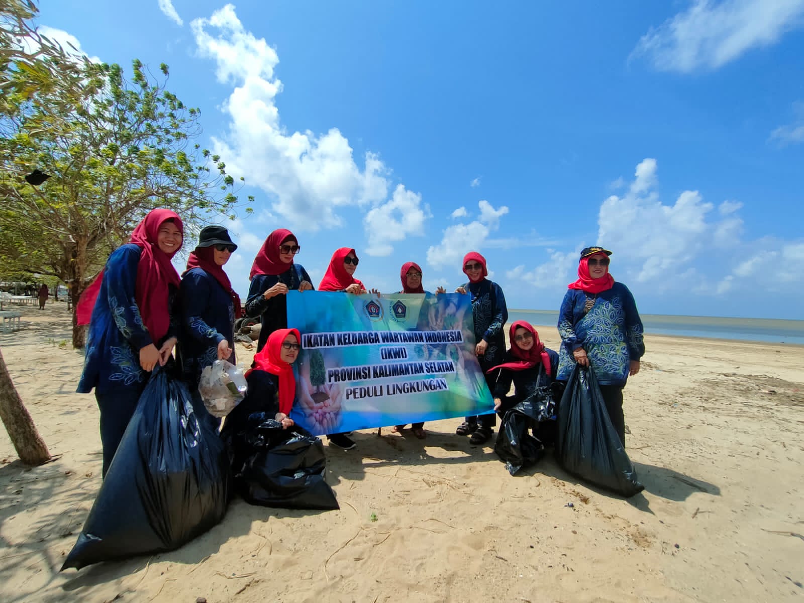 Ikatan Keluarga Wartawan Indonesia (IKWI) Kalimantan Selatan membersihkan sampah di Pantai Batakan Baru