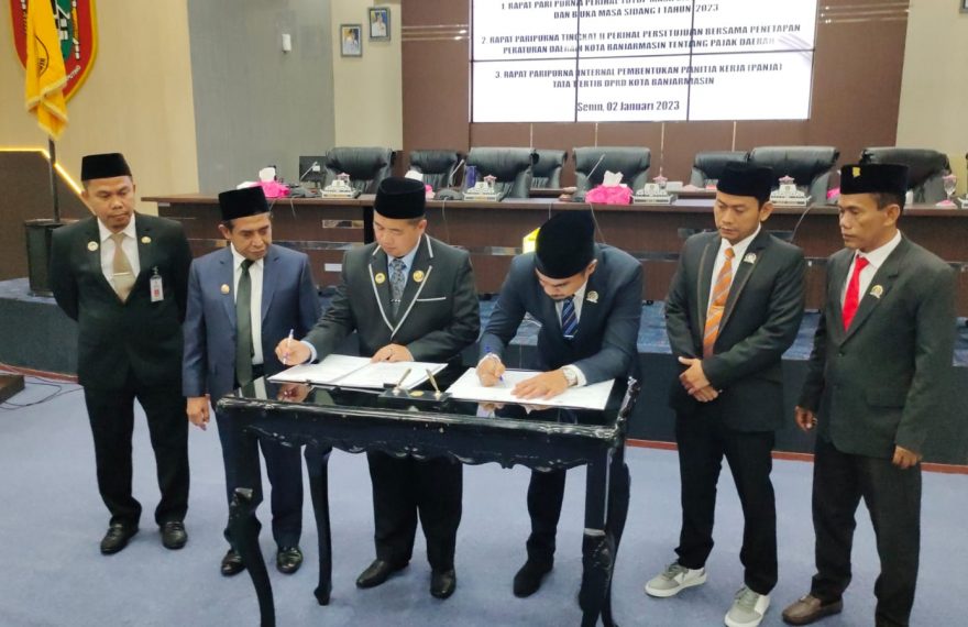 Ketua DPRD bersama dengan Wali Kota Banjarmasin menandatangani berita acara pengesahan Perda pajak