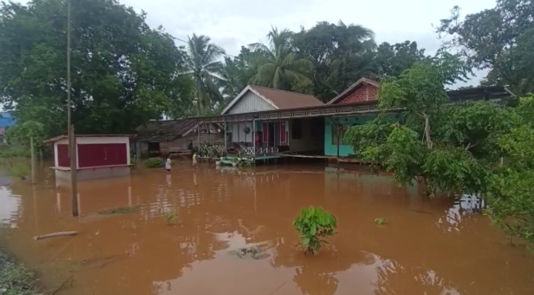 Puluhan Rumah Di Desa Kunyit Kebanjiran