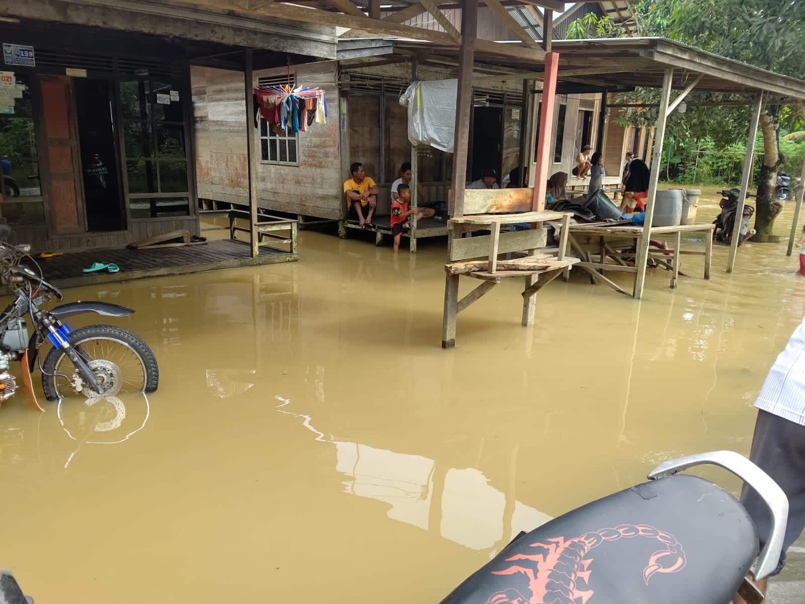 bencana banjir akibat meluapnya Sungai Riam Kiwa