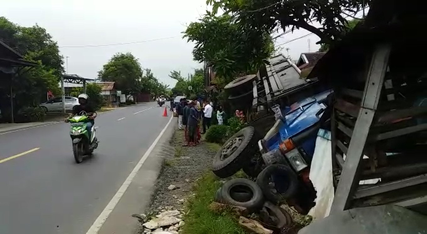 kecelakaan truk menyeruduk rumah warga