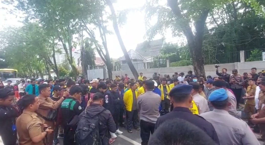Aksi Demo Mahasiswa di Jalan Lambung Mangkurat Banjarmasin