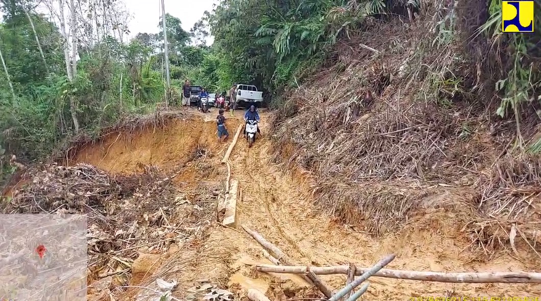 Jalan Longsor Desa Peramasan Atas