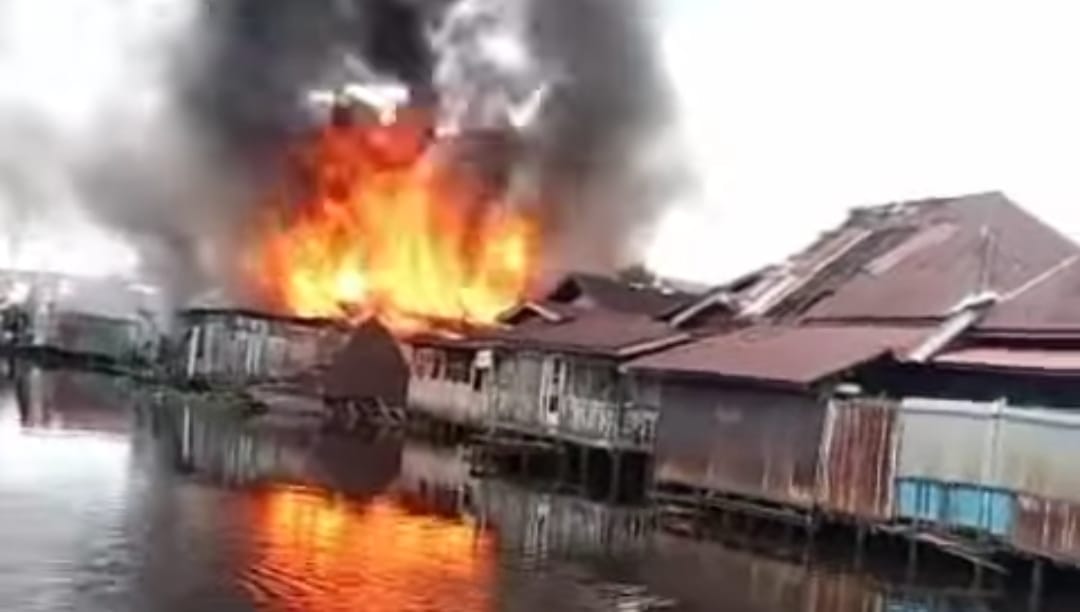 Kobaran api terlihat di daerah Kelayan B, Banjarmasin