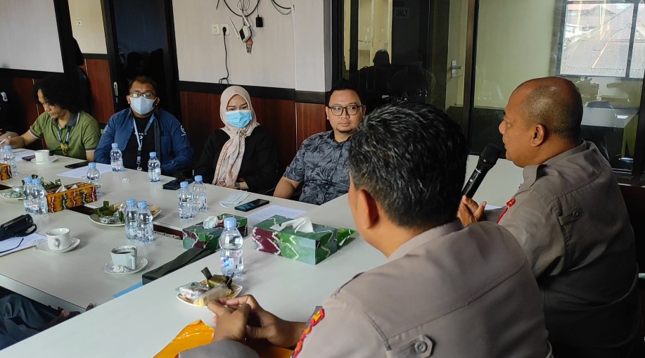 Polda Kalsel melakukan pembahasan naskah draf MoU atau perjanjian kerjasama dengan Media