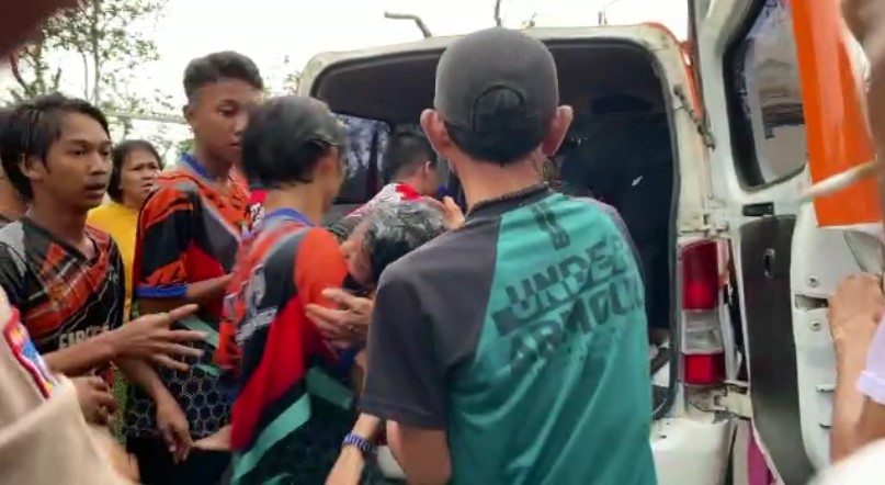 Tim relawan emergency mengevakuasi korban tenggelam